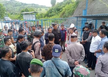 Manager GLP PT. PLTU Sulbagut I Tanjung Karang, I Nengah Sarnada saat menerima puluhan massa aksi, Selasa (4/7/2023).