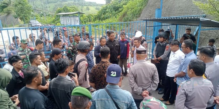 Manager GLP PT. PLTU Sulbagut I Tanjung Karang, I Nengah Sarnada saat menerima puluhan massa aksi, Selasa (4/7/2023).