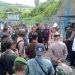 Manager GLP PT. PLTU Sulbagut I Tanjung Karang, I Nengah Sarnada saat menerima puluhan massa aksi, Selasa (4/7/2023).