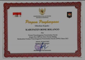 Piagam penghargaan Kemendagri atas prestasi Penyelenggaraan Pemerintahan Daerah Kabupaten Bone Bolango dengan skor 3,09 dengan status kinerja sedang berdasarkan Evaluasi Penyelenggaraan Pemerintahan Daerah (EPPD) tahun 2022.