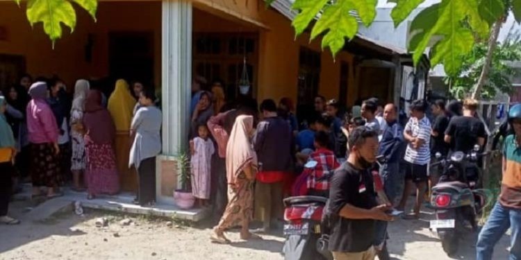 Suasana kediaman korban gantung diri di Kecamatan Dungingi, Kota Gorontalo. Selasa (25/7/2023)