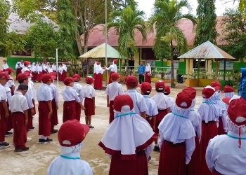 Suasana upacara pengibaran bendera di SDN 1 Limboto Barat.