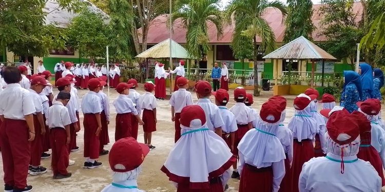 Suasana upacara pengibaran bendera di SDN 1 Limboto Barat.