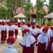 Suasana upacara pengibaran bendera di SDN 1 Limboto Barat.