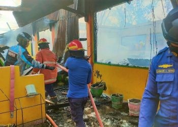 Sejumlah petugas Damkar Kabupaten Gorontalo saat berusaha memadamkan api di SMA Negeri 1 Boliyohuto, Ahad (30/7/2023). (istimewa)