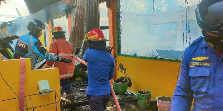 Sejumlah petugas Damkar Kabupaten Gorontalo saat berusaha memadamkan api di SMA Negeri 1 Boliyohuto, Ahad (30/7/2023). (istimewa)
