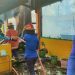 Sejumlah petugas Damkar Kabupaten Gorontalo saat berusaha memadamkan api di SMA Negeri 1 Boliyohuto, Ahad (30/7/2023). (istimewa)