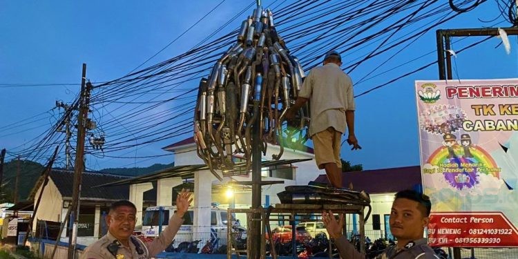 Monumen knalpot brong yang dipajang jajaran Satlantas Polresta Gorontalo Kota.