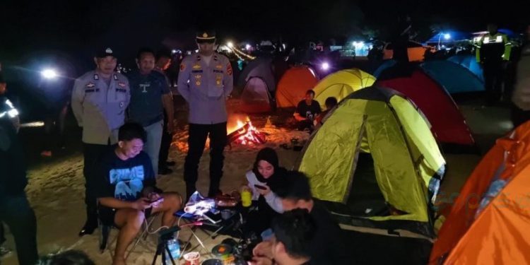 Kegiatan patroli jajaran Polres Bone Bolango di lokasi wisata pantai Kurenai, Desa Botubarani, Kabila Bone, Bone Bolango, Provinsi Gorontalo, Sabtu (22/7/2023).