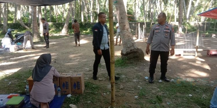 Aparat Polres Pohuwato saat mendatangi lokasi praktek judi sabung ayam, Selasa (25/7/2023).