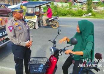 Seorang warga saat diberikan edukasi tentang bahaya penggunaan sepeda listrik di jalan raya oleh Ditlantas Polda Gorontalo. (f. dok)