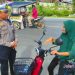 Seorang warga saat diberikan edukasi tentang bahaya penggunaan sepeda listrik di jalan raya oleh Ditlantas Polda Gorontalo. (f. dok)