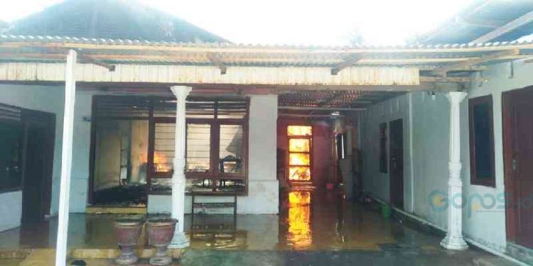 Sebuah Kos-kosan dilahap si jago merah, Selasa siang, (1/8/2023).  (F: Abin)