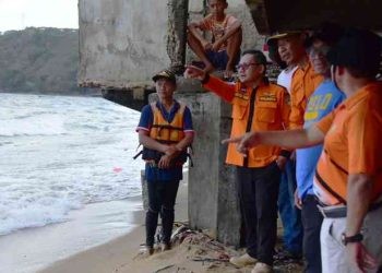 Walikota Gorontalo, Marten Taha memantau langsung pencarian anak hilang di pantai Pohe, Sabtu (5/8/2023).