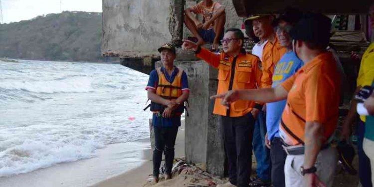 Walikota Gorontalo, Marten Taha memantau langsung pencarian anak hilang di pantai Pohe, Sabtu (5/8/2023).