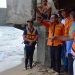Walikota Gorontalo, Marten Taha memantau langsung pencarian anak hilang di pantai Pohe, Sabtu (5/8/2023).