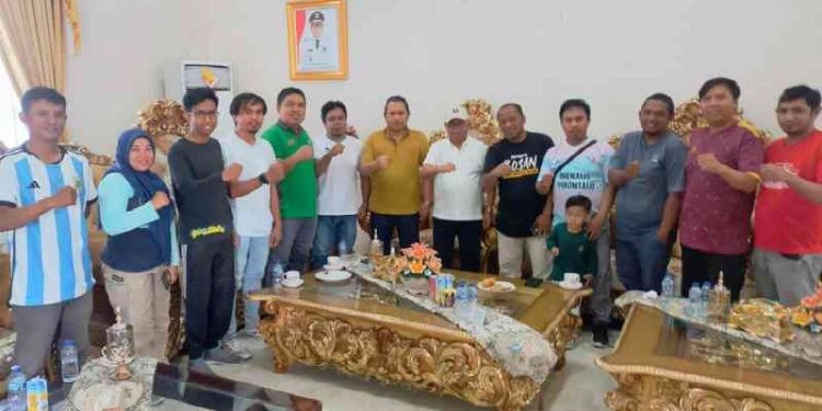 Penjabat Gubernur Gorontalo, Ismail Pakaya menyambut kedatangan rombongan Persatuan Wartawan Indonesia (PWI) Gorontalo di Rumah Dinasnya, Minggu (6/8/2023).