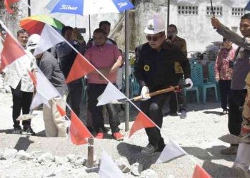 Walikota Gorontalo, Marten Taha saat melaksanakan kegiatan Peletakan Batu Pertama Pembangunan Pusdiklat Buddha Maitreya, Ahad (7/8/2023).