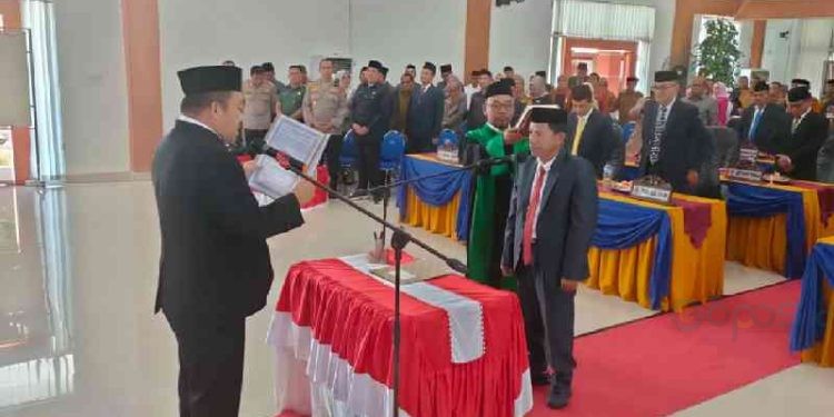 DPRD Bone Bolango resmi melantik Karman Ruchban menjadi Pengganti Antar Waktu (PAW) anggota DPRD Bone Bolango sisa masa periode 2019-2024 menggantikan Syamsu Botutihe. (Foto: Humas)