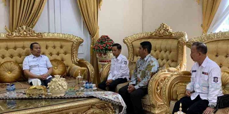 Kepala Dinas Kesehatan Provinsi Gorontalo, Anang S. Otoluwa bersama tim teknis dan operasional Survei Kesehatan Indonesia (SKI) Kementerian Kesehatan Republik Indonesia (Kemenkes RI) menghadap Penjabat Gubernur Gorontalo Ismail Pakaya untuk melaporkan pelaksanaan Survei Kesehatan Indonesia di Provinsi Gorontalo, Rabu (9/8/2023).