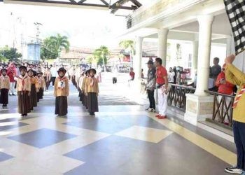 Walikota Gorontalo, Marten Taha melepas lomba gerak jalan dalam rangka memperingati hari pramuka dan HUT RI tahun 2023 di halaman Rumah Dinas Wali Kota Gorontalo, Ahad (13/8/2023).