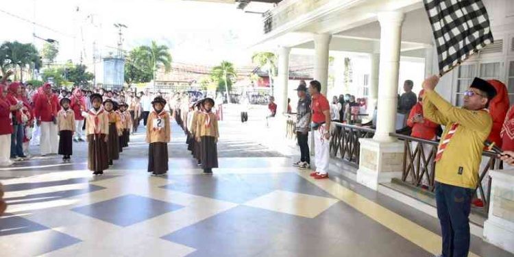 Walikota Gorontalo, Marten Taha melepas lomba gerak jalan dalam rangka memperingati hari pramuka dan HUT RI tahun 2023 di halaman Rumah Dinas Wali Kota Gorontalo, Ahad (13/8/2023).