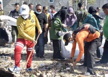 Walikota Gorontalo bersama masyarakat ikut berpartisipasi membersihkan sampah di pesisir pantai indah pohe, Ahad pagi (13/8/2023).