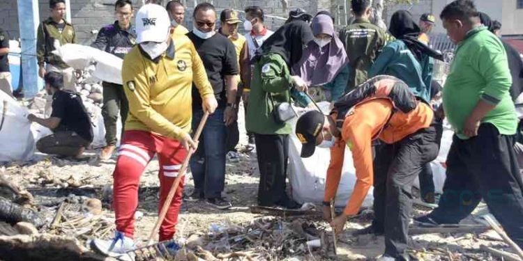 Walikota Gorontalo bersama masyarakat ikut berpartisipasi membersihkan sampah di pesisir pantai indah pohe, Ahad pagi (13/8/2023).