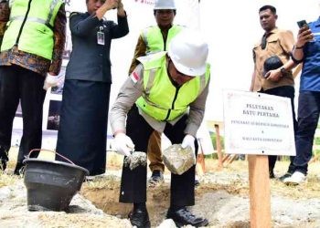 Walikota Gorontalo Marten Taha saat melaksanakan Peletakan batu pertama pembangunan gedung Pengadilan Tata Usaha Negara Gorontalo, Selasa (15/8/2023).