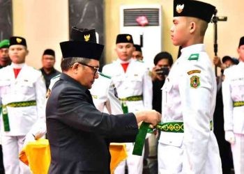 Walikota Gorontalo, Marten Taha resmi mengukuhkan Pasukan Pengibar Bendera Pusaka (PASKIBRAKA) tingkat Kota Gorontalo, Selasa malam (15/8/2023).