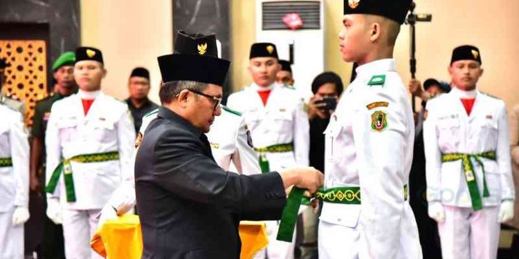 Walikota Gorontalo, Marten Taha resmi mengukuhkan Pasukan Pengibar Bendera Pusaka (PASKIBRAKA) tingkat Kota Gorontalo, Selasa malam (15/8/2023).