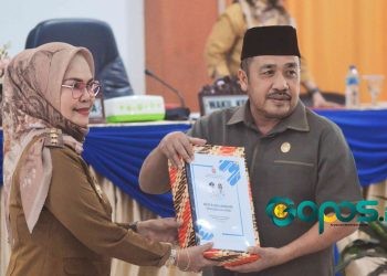 Ketua DPRD Bone Bolango, Halid Tangahu saat menerima naskah Ranperda APBD perubahan dari Wakil Bupati Bone Bolango, Merlan Uloli. (Foto: Putra/Gopos)
