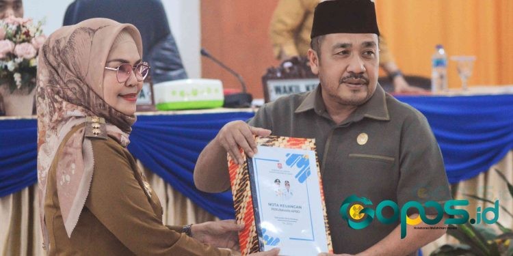 Ketua DPRD Bone Bolango, Halid Tangahu saat menerima naskah Ranperda APBD perubahan dari Wakil Bupati Bone Bolango, Merlan Uloli. (Foto: Putra/Gopos)