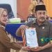 Ketua DPRD Bone Bolango, Halid Tangahu saat menerima naskah Ranperda APBD perubahan dari Wakil Bupati Bone Bolango, Merlan Uloli. (Foto: Putra/Gopos)