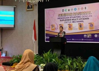 Kepala Dinas Kesehatan Provinsi Gorontalo, Anang S. Otoluwa saat memberikan sambutan pada launching dan seminar nasional Mencegah Stunting dengan Suplemen Multi Vitamin untuk ibu hamil, Sabtu (26/08/2023) di Grand Q Hotel, Kota Gorontalo.