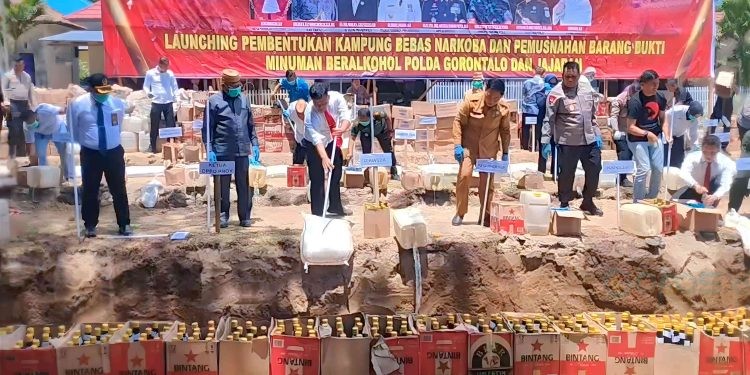 Kepolisian Daerah (Polda) Gorontalo berhasil memusnahkan sebanyak 18 ribu liter minuman keras berbagai jenis di Polres Bone Bolango, Senin (28/8/2023).