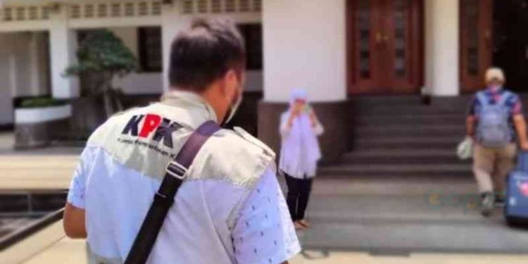 Ilustrasi penyidik KPK melakukan penggeledahan terkait kasus korupsi. (ANTARA)