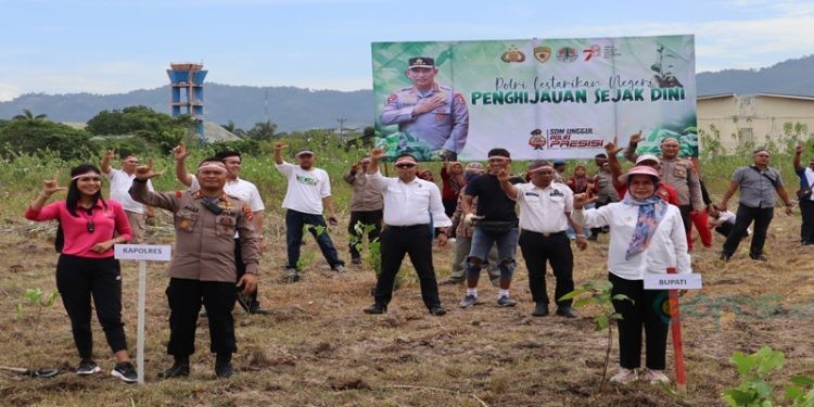 Kapolres Bone Bolango, AKBP Muhammad Alli dan jajaran Forum Koordinasi Pimpinan Daerah saat melakukan penanaman 1.000 pohon untuk mendukung program penghijauan yang dipusatkan di Desa Moutong, Kecamatan Tilongkabila, Rabu (23/8/2023). (Foto AKP)