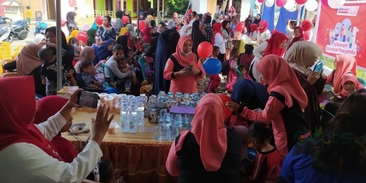 Alfamart Sahabat Posyandu yang digelar di Desa Sogitia, Kecamatan Bone, Kabupaten Bone Bolango, Gorontalo, Jumat (11/8/2023).