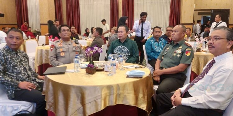 Anggota Komisi I Deprov Gorontalo, Yuriko Kamaru (kiri) bersama Kapolda Gorontalo, Irjen Pol Angesta Romano Yoyol, Pj Gubernur Gorontalo, Ismail Pakaya, dan pejabat forkompimda Provinsi Gorontalo pada FGD Maraknya kasus bunuh diri di Gorontalo, Kamis (3/8/2023).(Humas Deprov Gorontalo)