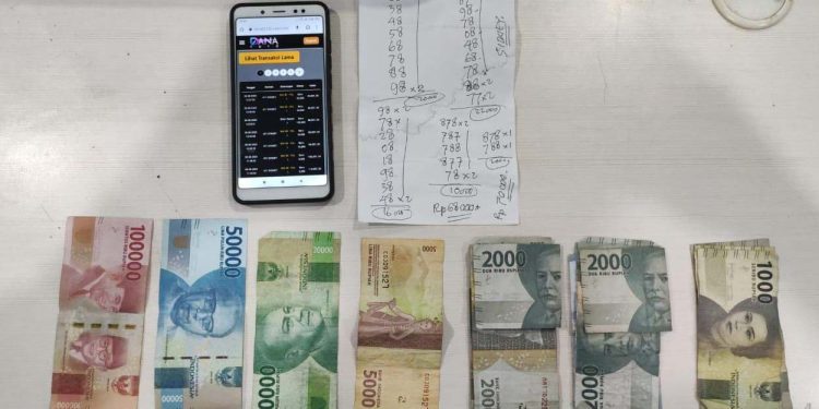 Barang bukti sejumlah uang tunai dan rekapan nomor taruhan untuk judi togel online diamankan Polresta Gorontalo Kota saat penggrebekan judi togel di Kelurahan Libuo, Kecamatan Dungingi, Kota Gorontalo.(Humas Polresta Gorontalo Kota)