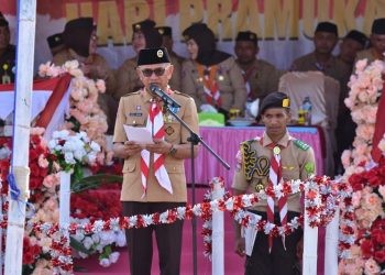 Bupati Pohuwato sekaligus Ketua Mabicab Gerakan Pramuka Pohuwato, Saipul Mbuinga, saat menjadi pembina upacara HUT Pramuka ke-62, di Desa Huyula, Kecamatan Randangan, Kabupaten Pohuwato, Senin (14/8/2023). (F Humas Pemda)