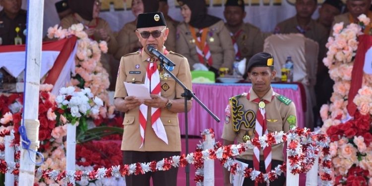 Bupati Pohuwato sekaligus Ketua Mabicab Gerakan Pramuka Pohuwato, Saipul Mbuinga, saat menjadi pembina upacara HUT Pramuka ke-62, di Desa Huyula, Kecamatan Randangan, Kabupaten Pohuwato, Senin (14/8/2023). (F Humas Pemda)