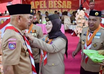 Bupati Pohuwato, Saipul Mbuinga, Menerima Penghargaan Pancawarsa III dan Penghargaan Lencana Dharma Bakti, di bumi perkemahan Desa Huyula, Kecamatan Randangan, Kabupaten Pohuwato, Senin 14/08/2023 (F Humas Pemda)