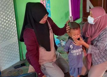 Fifi dan Faiza mendatangi salah satu rumah warga di Pulau Komodo untuk melakukan pengukuran tinggi badan pada anak di bawah usia dua tahun (baduta). ANTARA/Lintang Budiyanti Prameswari