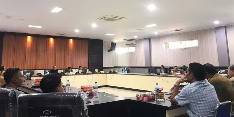 Rapat Kerja Komisi C DPRD Kota Gorontalo membahas progres proyek PEN di Kota Gorontalo, Senin (14/8/2023). (Rama/gopos)