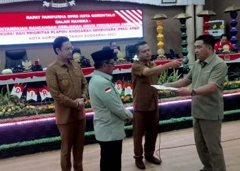 Ketua DPRD kota Gorontalo, Hardi Sidiki saat menerima naskah perubahan Rancangan KUA PPAS, APBD- P Kota Gorontalo tahun anggaran 2023.