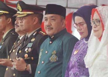 Ketua DPRD Bone Bolango, Halid Tangahu saat mengikuti upacara HUT ke-78 RI di GOR Hulondalangi, Bone Bolango, Kamis (17/8/2023). (Foto: Putra/Gopos)