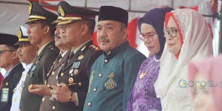 Ketua DPRD Bone Bolango, Halid Tangahu saat mengikuti upacara HUT ke-78 RI di GOR Hulondalangi, Bone Bolango, Kamis (17/8/2023). (Foto: Putra/Gopos)