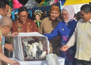 Ketua DPRD Bone Bolango, Halid Tangahu saat meninjau sekaligus mengikuti rangkaian kegiatan Launching Festival Danau Perintis, Jumat (25/8/2023). (F: Putra/Gopos)